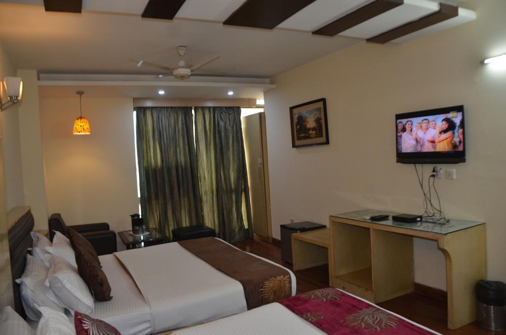 Hotel Milan Deluxe New Delhi Extérieur photo